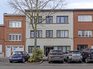 <p><span>Ben je op zoek naar een ruim en comfortabel appartement op het gelijkvloers in een klein en rustig gebouw? Dit instapklare appartement biedt veel licht, luxe en buitenruimte, een zeldzame combinatie!</span></p><p><span> </span></p><p><span>Indeling:</span></p><p><span>Ruime inkomhall</span></p><p><span>Lichtrijke living met grote raampartijen aan de straatkant</span></p><p><span>Aparte eetkamer voor gezellige diners</span></p><p><span>Volledig ingerichte keuken in tijdloze witte afwerking, met alle comfort en een ontbijthoek (nieuw van 2015)</span></p><p><span>Toegang tot de tuin met overdekt terras. Hier geniet je het hele jaar door van de buitenlucht!</span></p><p><span>Drie slaapkamers</span></p><p><span>Luxueuze badkamer met inloopdouche (nieuw van 2015)</span></p><p><span>Berging, kelder en garage inbegrepen</span></p><p><span> </span></p><p><span>Bijzonderheden:</span></p><p><span>EPC Energielabel C - 264 kwh/(m² jaar)</span></p><p><span>Geen renovatieplicht.</span></p><p><span>Het appartement is asbestveilig</span></p><p><span>CV op gas</span></p><p><span>Overal dubbele beglazing met PVC kader (nieuw van 2015) en overal elektrische rolluiken</span></p><p><span>Vaste kosten:  72/maand (inbegrepen: water, blokpolis, syndicus)</span></p><p><span>P-score: B</span></p><p><span>G-score: B</span></p>