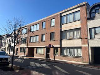 Het appartementsgebouw is zeer centraal gelegen vlakbij winkels, scholen, station, bushalte, Lakeside, Duinenwater,..De appartementen zijn ingedeeld...