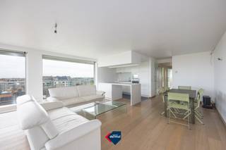 Dit uitzonderlijk ruime hoekappartement, gelegen aan de Northlaan in Oostende, combineert een uitstekende ligging met een prachtig open uitzicht over de Wellington Golf. De open, volledig ingerichte keuken met eiland sluit naadloos aan op een lichtrijke woonkamer en vormt samen een aangename, eigentijdse leefomgeving. Vanuit de leefruimte heeft u rechtstreeks toegang tot een ruim en zonnig terras met een prachtig uitzicht. Het appartement beschikt over twee volwaardige slaapkamers. Eén slaapkamer is voorzien van een dressing en een aansluitende badkamer met douche. De masterbedroom beschikt over een eigen badkamer met ligbad en geeft uit op een tweede ruim terras achteraan. Daarnaast zijn er een praktische berging, een nachthal met ingemaakte kasten en een afzonderlijk toilet. Een absolute troef zijn de twee royale terrassen aan de voor- en achterzijde, samen goed voor maar liefst 42 m². Dit appartement biedt alle ruimte en mogelijkheden om een stijlvolle en comfortabele woonst te creëren op een toplocatie in Oostende. Er is een mogelijkheid om één of twee garages bij aan te kopen. Een unieke opportuniteit voor wie op zoek is naar ruimte, licht, royale buitenruimtes en een uitzonderlijke ligging met zicht op de Wellington Golf.<br />
