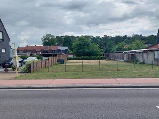 Gezellige woning op en met grond van 13 are 93 centiare. De grond rechts van de woning hoort bij de verkoop. Zie foto's.Indeling: inkom, living,...