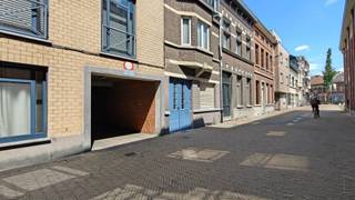 <p><span>Ruime autostaanplaats te koop op een afgesloten parkeerterrein. De autostaanplaats wordt afgeschermd door een automatische poort die met afstandsbediening kan geopend worden.</span></p><p><span> </span></p><p><span>Interessant voor zowel eigen gebruik als investering! Contacteer ons voor meer info.</span></p>