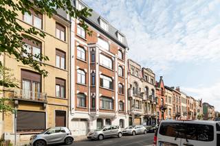 Investeringskans – Opbrengstpand in Etterbeek – Vlakbij het Jubelpark en de EU.<br />Adres: Louis Hap-straat 128, 1040 Etterbeek<br />Indeling: 7 wooneenheden (waarvan 6 stedenbouwkundig erkend)<br />Ideaal gelegen in een rustige en gewilde straat in Etterbeek, vlakbij de Europese instellingen, het openbaar vervoer (tram, bus, metro) en de winkels van de Place Jourdan en de Rue des Tongres. Ontdek dit opbrengstpand met een groot potentieel, dat bestaat uit 7 wooneenheden (waarvan 6 stedenbouwkundig erkend). Dit gebouw staat op een mooi perceel van ± 310 m² en heeft een royale totale oppervlakte van ± 850 m² bruto. Het biedt een uitstekende indeling voor een duurzame en rendabele vastgoedinvestering.<br />Het gebouw is als volgt ingedeeld: G-verdieping: 2 appartementen met 1 slaapkamer. Van de 1e tot de 5e verdieping: 1 appartement met 3 slaapkamers per verdieping.<br />Individuele meters voor water, gas en elektriciteit per wooneenheid. Er zijn op korte termijn geen grote werkzaamheden te verwachten. Achtergevel geïsoleerd.<br />Prijs: 2.700.000 € <br />Huidige / potentiële huuropbrengst: (in te vullen)<br />EPB: tussen “D” en “G”.<br />Bezichtigingen en informatie: telefonisch op 0477 57 98 87 of per e-mail LMEERT@TREVI.BE