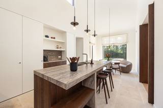 Op het einde van een doodlopende straat in het groene Zoersel vinden we deze stijlvolle hoeve met uitzonderlijk wooncomfort en EPC-label “A”...