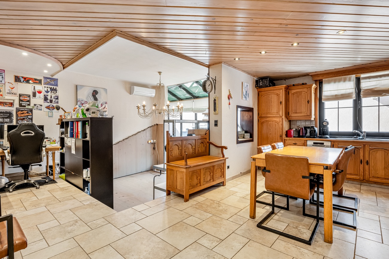 Te renoveren halfopen woning met inpandige garage, grote werkruimte (ca. 145m²) en aangename tuin met open zicht in Ertvelde! - foto 4
