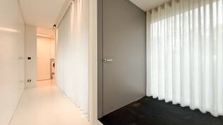 Bij ImmoFusion 7/7 “open huis” : klik op onze 3D-TOUR. Ervaar vastgoed alsof je er zelf doorloopt!<br /><br />Welkom in deze unieke, instapklare nieuwbouwvilla, gelegen in een rustige en groene omgeving te Middenstraat 39 in Koersel. Deze moderne woning is tot in de puntjes afgewerkt en combineert stijlvol design met functioneel wooncomfort. Wie hier binnenstapt, ervaart onmiddellijk de hoogwaardige afwerking en de warme, huiselijke sfeer die deze woning uitstraalt.<br /><br />Via de ruime inkomhal kom je in de lichtrijke leefruimte waar de zitkuil met gezellige leeshoek en open haard een knusse plek vormt om te ontspannen. De grote raampartijen zorgen voor een overvloed aan natuurlijk licht en bieden een prachtig zicht op de perfect onderhouden tuin met blijvend vrij uitzicht. De aangrenzende keuken vormt het kloppende hart van de woning en is royaal in omvang, afgewerkt met een elegant Corian werkblad en uitgerust met meer dan voldoende opbergruimte. Aan het grote keukeneiland kan je met zes personen comfortabel eten, terwijl elektrische gordijnen zorgen voor de juiste sfeer op elk moment van de dag. Vanuit de keuken wandel je zo het overdekt terras op, dat uitgeeft op een prachtig zwembad van 11 op 4 meter, aangelegd in 2020. Het poolhouse naast het zwembad is volledig ingericht en nodigt uit tot ontspannen zomerdagen.<br /><br />Op de eerste verdieping bevinden zich vier slaapkamers, allemaal uitgerust met ingebouwde maatwerkkasten en airco. De masterbedroom is een echte eyecatcher, met een ensuite badkamer die volledig omringd is door glas, en voorzien is van zowel een bad als een inloopdouche in mortex. De tweede badkamer is voorzien van een ruime douche en modern badkamermeubel.<br /><br />De woning is volledig onderkelderd, waardoor er een overvloed aan opbergruimte en mogelijkheden is. Overal in het huis vind je maatwerkoplossingen, van ingebouwde kasten tot het domoticasysteem dat zorgt voor een naadloze bediening van verlichting, gordijnen, verwarming en meer. De combinatie van een lucht/water-warmtepomp met vloerverwarming garandeert een energiezuinig comfort doorheen het hele jaar. De woning is bovendien gebouwd met oog op maximale veiligheid: voorzien van camera’s, noodbatterijen en kwalitatieve materialen.<br /><br />Dankzij de EK-conforme installatie, regenwaterputten van in totaal 20.000 liter en rolluiken op de slaapkamers, is deze woning technisch volledig in orde en klaar voor de toekomst. <br /><br />Zien is kopen – wie hier binnenkomt, wil niet meer weg.<br /><br />Pluspunten:<br />- Volledig onderkelderd<br />- Overal epoxy<br />- Hoogwaardige afwerking met maatwerk doorheen heel het huis<br />- Domoticasysteem &amp; elektrische raamdecoratie<br />- Warmtepomp met vloerverwarming<br />- Zwembad (2020) met volledig ingericht poolhouse<br />- Airco in elke slaapkamer<br />- Inbouwkasten op maat<br />- Veiligheidssysteem met camera’s en noodbatterij<br />- Regenwaterrecuperatie met regenwaterputten van 10.000 liter elk<br />- Instapklaar – geen werk, gewoon verhuizen<br /><br /><br />Voor een bezichtiging of meer informatie, bel ons op 078/78.78.70 of spring gerust eens binnen in ons kantoor – je bent altijd welkom!