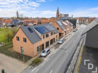 <p><span>Beslist u voor 31/12/2025 dat u </span><span>éé</span><span>n van deze woningen aankoopt? Dan leggen wij voor u het terras en de oprit aan!</span></p><p><span> </span></p><p><span>Het nieuwbouwproject Guynemer is een project waarin we 5 nieuwbouwwoningen gaan ontwikkelen. Voor deze nieuwbouwwoningen trekken we de lijn van onze vorige nieuwbouwprojecten door, waar 3 troeven centraal staan!</span></p><p><span> </span></p><ul><li><span>Ligging</span><span>: de nieuwbouwwoningen bevinden zich in het levendige Poelkapelle, een deelgemeente van Langemark-Poelkapelle. Bovendien hebben deze woningen een zeer centrale ligging tussen Ieper en Roeselare, maar ook een vlotte verbinding met het centrum van Langemark-Poelkapelle alsook Zonnebeke.</span></li><li><span>(Woon)oppervlakte</span><span>: De woningen zijn halfopen (3 woningen) of gesloten (2 woningen), maar hebben allemaal een directe toegang tot de tuin. De woningen bevatten o.a. 3 slaapkamers en hebben een woonoppervlakte (180m</span><span>²</span><span> tot 196 m</span><span>²</span><span>) die optimaal benut kan worden. Naast de bewoonbare ruimtes, worden de woningen ook voorzien van een ruime inpandige garage, zolder (wat altijd nuttig is) en extra berging op het verdiep. De woningen hebben ook ruime tuinen (200 m</span><span>²</span><span>tot 276m</span><span>²</span><span>). </span></li><li><span>Woonkwaliteit:</span><span> E20 wordt de EPB-norm van de woningen, wat de koper 50% korting geeft op de onroerende voorheffing gedurende 5 jaar. Naast dit scherpe E-peil streven we naar de maximale prijs-kwaliteit verhouding d.m.v. vloerverwarming, ventilatiesysteem D, aluminium ramen, kwalitatieve keuken,</span><span>…</span><span>. te voorzien. </span></li></ul><p><span> </span></p><p><span>Extra troeven voor deze woningen zijn:</span></p><p><span> </span></p><ul><li><span>Vloerverwarming;</span></li><li><span>Ventilatiesysteem D;</span></li><li><span>Buitenschrijnwerk in ALU;</span></li><li><span>Regenwaterput van 10.000 L bij iedere woning</span></li><li><span>Halfopen woningen, bij de 2 gesloten woningen is er een directe toegang tot de tuin via de garage;</span></li><li><span>Inpandige garage en extra autostaanplaats bij iedere woning;</span></li><li><span>Als bouwheer garanderen we een E-peil van E20, wat u als koper recht heeft op een korting van 50% op uw onroerende voorheffing gedurende 5 jaar;</span></li><li><span>U koopt rechtstreeks van de bouwheer;</span></li></ul><p><span> </span></p><p><span> </span></p><p><span>Wij streven naar de maximale prijs-kwaliteit verhouding, de volledige afwerking van de woningen staat verder omschreven in het lastenboek. </span></p><p><span> </span></p>