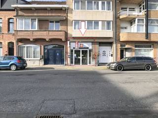 Bent u op zoek naar een ruim polyvalent pand in Temse? Dit pand kan zowel gebruikt worden als winkel (vb lokale buurtwinkel of supermarkt), kantoor of als praktijkruimte voor bijvoorbeeld medische beroepen (vb kinesist).Het wordt te koop aangeboden in de Consciencestraat in het centrum van Temse. Het pand is zeer goed bereikbaar vanaf de N16 rijksweg en via openbaar vervoer (bus en trein). Aan de overzijde van de straat bevindt zich een ruime publieke parking.Voorbij de inkom wordt het pand steeds breder zodat er centraal een erg mooie polyvalente ruimte is. Achteraan zijn afgescheiden ruimtes aanwezig: meerdere bergingen, een toilet, bureau en CV-berging.Technisch:De polybetonvloer en de gyproc wanden werden recent vernieuwd. Er is centrale verwarming op aardgas met luchtverwarmers. De elektriciteit is conform.Er is tevens een Verisure alarm aanwezig.Er zijn geen gemeenschappelijke kosten.