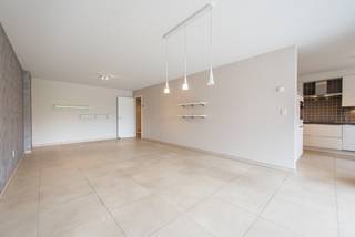 Instapklaar appartement gelegen in het centrum van Diepenbeek, Dr.J.Grouwelsstraat 1 bus 11.<br />Uitermate praktische locatie met alle dagelijkse voorzieningen op wandelafstand. De autosnelweg is vlot bereikbaar op 4km.<br /><br />Dit appartement gelegen op de eerste verdieping van Residentie Saint-Paul biedt een woonoppervlakte van 107mm². In de kelderverdieping beschik je over een autostaanplaats en een kelderberging. Het overdekte terras aan de voorzijde biedt een mooi en rustig groen uitzicht.<br />Het appartement is ruim ingedeeld en geniet een zeer kwalitatieve afwerking. Elke ruimte is voorzien van vloerverwarming.<br /><br />De inkomhal beschikt over een stijlvolle aangebouwde vestiaire en een gastentoilet. Via de ruime living is er toegang tot een overdekt terras. Hier geniet je van een mooi groen uitzicht. De naastgelegen ruime keuken is voorzien van alle hedendaagse kooktoestellen zoals inductiekookvuur, dampkap, koelkast, afwasmachine, multifunctionele oven en dubbel wasbekken. Aansluitend tref je een handige berging/wasplaats.<br />Het nachtgedeelte bevindt zich aan de achterzijde. De 2 slaapkamers zijn afgewerkt met een keramisch parket. De badkamer is ingericht met een ligbad een douche en een ruime lavabo.<br /><br />Enkele van de vele pluspunten van dit appartement zijn:<br />- Gelegen in het centrum van Diepenbeek met alle faciliteiten op wandelafstand.<br />- Residentie in stijlvolle architectuur.<br />- Ruime indeling met woonoppervlakte van 107m².<br />- Overdekt terras aan de voorzijde biedt een mooi groen uitzicht.<br />- Kwalitatieve afwerking.<br />- Badkamer met ligbad en douche.<br />- Vloerverwarming aanwezig in elke ruimte.<br />- Volledig instapklaar voorzien van raamdecoratie en verlichtigsarmaturen.<br />- Lift aanwezig.<br /><br />Wens je dit appartement te bezichtigen, neem dan contact op met Valère Vangeel op 0472 32 34 24 of mail valere@vestio.com.<br /><br /><br /> 