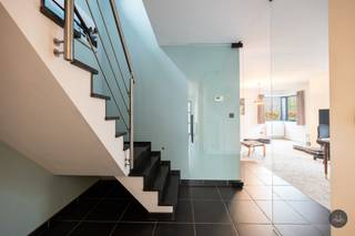 <p><span>Instapklare open bebouwing met ruime tuin en bijgebouw</span></p>
<p><span>Bent u op zoek naar een </span><b>ruime, instapklare woning</b><span> met een fantastische tuin en bijgebouw? </span><span>Deze prachtige open bebouwing biedt een ideale combinatie van rust, ruimte en een zeer energiezuinig karakter. Gelegen op de verbindingsweg tussen Heultje (Westerlo) en Westmeerbeek (Hulshout), bent u verzekerd van een vlotte bereikbaarheid en tegelijkertijd de rust van het achterliggende landschap.</span></p>
<p><span>Naast de gunstige ligging, heeft deze woning nog heel wat andere troeven:</span></p>
<ul>
<li><b> 48! Zonnepanelen:</b><span> Hoge opbrengst van </span><b>9.375 kWh</b><span> voor een zeer lage energiefactuur.</span></li>
<li><b>EPC-klasse B (161 kWh/(m²/jaar):</b><span> Zeer energiezuinig wonen, waarbij de EPC-score </span><b>snel en kostenefficiënt op te trekken</b><span> is.</span></li>
<li><b>Volledig uitgerust bijgebouw/studio:</b><span> Ingericht met leefruimte, badkamer en slaapkamer – ideaal voor werk, hobby of gasten.</span></li>
<li><b>Ontspanning aan huis:</b><span> Ruim terras met een </span><b>heerlijke jacuzzi</b><span> in de volledig aangelegde tuin.</span></li>
<li><b>Airco met warmtepomp: </b><span> Voor optimaal comfort in elk seizoen.</span></li>
<li><b>Gezellige sfeer:</b><span> Ruime en lichtrijke leefruimte met een </span><b>inbouwhaard</b><span>.</span></li>
<li><b>Dubbele inpandige garage</b><span> en maar liefst 8 parkeerplaatsen buiten</span></li>
</ul>
<h3><b>Indeling</b></h3>
<p><span>Gelijkvloers:</span></p>
<p><span>U betreedt de woning via de zij-ingang, die leidt naar de inkomhal met vestiaire en gastentoilet. De leefruimte is ruim en lichtrijk, opgedeeld in een gezellige zithoek met inbouwhaard en een eethoek. De open, geïnstalleerde keuken staat in directe verbinding met de leefruimte en biedt uitzicht over de groene tuin. Aansluitend is er een bijkeuken met koelkast en een praktische wasplaats met aansluitingen en ingemaakte kasten. Vooraan is er ook nog de dubbele inpandige garage.</span></p>
<p><span>Eerste Verdieping: <br /></span><span>De nachthal biedt toegang tot drie ruime slaapkamers, een badkamer uitgerust met inloopdouche, ruim bad, lavabo en toilet, en een compacte berging. Er is tevens een handige bureau voorzien op de nachthal. In totaal beschikt de woning over 4(+1) slaapkamers en 2 badkamers. Waarvan in het bijgebouw ook één slaapkamer en badkamer voorzien is.</span></p>
<p><span>Exterieur: <br /></span><span>De volledig aangelegde, oostgerichte tuin beschikt over een ruim terras met jacuzzi. Achteraan bevindt zich het ruime bijgebouw, nu ingericht als studio, maar ook in te richten als werk-of hobbyruimte. </span></p>
<p><span>Kan u niet wachten om deze woning te ontdekken? Plan dan snel uw bezoek in via onderstaande gegevens.</span></p>
<p><span>Interesse in dit huis? Neem snel contact op via </span><span>Kieran.dams@homixx.be</span><span> of 016 792 901</span></p>