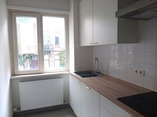 Gezellig 2 slpk app met terras gelegen op een toplocatie aan het Trendy Zuid.<br />Het appartement is op de 1e verdieping in een klein gebouw en bestaat uit: een zonnige gezellige woonkamer ca 20m² met aansluitend een ingerichte keuken.<br />Verder heeft het appartement 2 slaapkamers ca 13m², 9m² waarvan 1 slaapkamer toegang geeft tot het zonnig terras ca 2m² achteraan.<br />Er is een badkamer met douche, toilet en badkamermeubel, er is een aparte berging voorzien van aansluiting wasapparatuur.<br />Gezellig 2 slpk appartement gelegen aan het Trendy Zuid dicht bij het museum van schone kunsten, hogescholen , openbaar vervoer , winkels en restaurants,.. Zeker een bezoek waard!<br />Hp 900€ + 25€ of een totaal van 925€ per maand - beschikbaar onmiddellijk<br /><br />Bijkomende informatie:<br />epc 101kWh/m² – label B<br />gezellig 2 slpk app met terras/1e verdieping te bereiken met een trap<br />cv/water/elek – individuele meters<br />huurwaarborg 3 maanden bij Korfine, via een kapitalisatiebon<br />huurprijs 925€ per maand – beschikbaar onmiddellijk<br />vermelde opp is louter indicatief<br />intredende plaatsbeschrijving deel huurder 200€ + 21% Btw<br />P-score C – G-score C<br />niet in een risicozone voor overstromingen