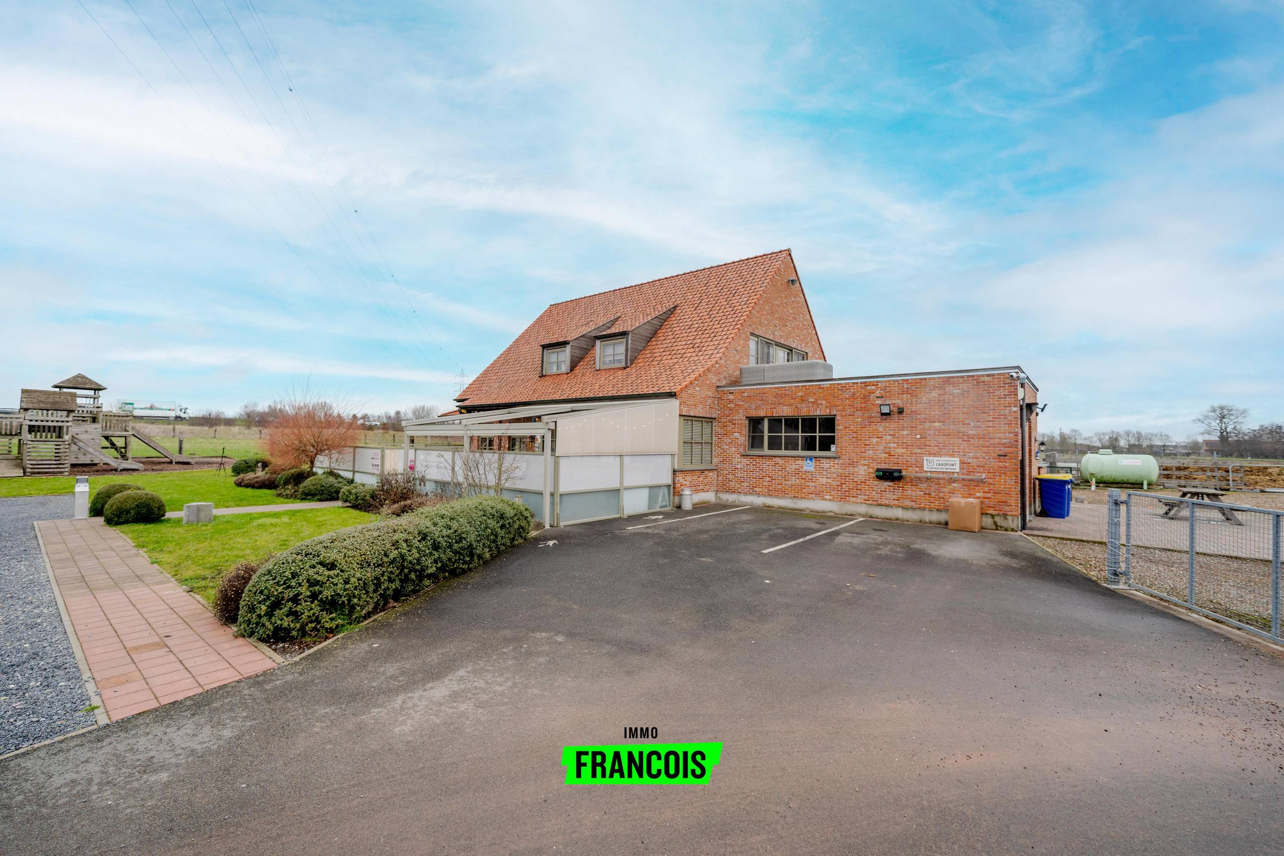 Unieke eigendom met restaurant, woonst, stallingen en weides in Menen - foto 2