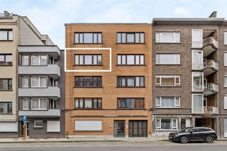 <p>Een modern en tijdloos, grondig gerenoveerd appartement, nabij het Sint-Pietersstation.</p><p><br />Op de derde verdieping van deze aangename en solide residentie vinden we dit grondig gerenoveerd <i><strong>tweeslaapkamer appartement</strong></i> terug.<br />Als indeling heeft men een inkom/nachthal met apart toilet, een <i><strong>lichtrijke woonkamer met open keuken</strong></i> en eilandopstelling (voorzien van alle toestellen en met maximale kastvoorziening).<br />Verder is er de<i><strong> "master bedroom" </strong></i>met badkamer en-suite ( voorzien met ligbad groot badkamermeubel) , een <i><strong>"office-corner"</strong></i> , een  tweede volwaardige <i><strong>slaapkamer met douchekamer</strong></i>, alsook een technische berging met plaats voor wasmachine en droogkast. Het knusse terras met open uitzicht maakt de indeling compleet.</p><p><br />De keuze van duurzame en tijdloze materialen en kleuren zorgen voor een <i>trendy en moderne uitstraling</i> met behoud van de <i><strong>huiselijk sfeer.</strong></i><br />Door de recente en grondige renovatie is dit appartement, instapklaar, met conforme keuringen, gunstige EPC en direct  beschikbaar.</p><p>Dit modern en met smaak ingericht riant appartement heeft alle troeven, met de mogelijkheid als uw <i><u>nieuwe thuis</u></i>, een<i> <u>investering</u></i> of voor<u> </u><i><u>studenten,</u></i> vraagprijs 399.000€.</p><p>Instapklaar<strong> | </strong>Direct beschikbaar<strong> |</strong> 2 slaapkamers <strong>| </strong>2 badkamers <strong>| </strong>Terras<strong> | </strong>Cv op gas<strong> |</strong> Conforme attesten <strong>|</strong> Smaakvolle inrichting</p><p>Om deze <i><strong>opportuniteit</strong></i> te bezoeken en de <i><strong>sfeer</strong></i> zelf te ervaren plan dan vrijblijvend uw <i><strong>persoonlijke afspraak</strong></i>.</p><p><i><u>Boek vandaag nog uw afspraak</u></i> : info@rented.be | 078 482000 | didier@rented.be | 0475 648870</p>