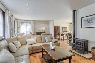 Cette spacieuse maison mitoyenne est située sur un beau terrain de 1 004 m² à Anzegem. Cette maison peut profiter d'un bel espace de vie et...
