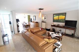 Dit lichtrijke en instapklare appartement bevindt zich op de vijfde verdieping van residentie Pieter De Coninck en geniet van een aangename ligging met zicht op het groene Pieter De Coninckplein.<br /><br />Via de inkomhal kom je in de ruime en zonnige leefruimte met aansluitend een aparte, volledig uitgeruste keuken. Zowel vanuit de leefruimte als de keuken heb je via een schuifraam toegang tot het terras — een fijne plek om even tot rust te komen.<br />De keuken beschikt over een keramische kookplaat, dampkap, koelkast, oven en spoeltafel. Verder telt het appartement twee volwaardige slaapkamers aan de rustige achterzijde van het gebouw en een verzorgde badkamer met ligbad en dubbele wastafel.<br />Het appartement werd volledig geschilderd. Alle verlichtingsarmaturen en gordijnen zijn reeds aanwezig, wat zorgt voor extra comfort. Je hoeft enkel nog te verhuizen.<br /><br /><u><strong>Troeven op een rij:</strong></u><br />2 slaapkamers<br />Zonnige leefruimte<br />Terras<br />Volledig geschilderd en instapklaar<br />Verlichting en gordijnen inbegrepen<br />Mooi zicht op groen<br /><br />De ligging is een absolute meerwaarde: op wandelafstand van de Grote Markt, Sint-Michielskerk, winkels, horeca en gezellige terrasjes. Alles wat je nodig hebt ligt binnen handbereik.<br />💶 Autostaanplaats: €40/maand<br />💶 Gemeenschappelijke kosten: €50/maand<br />Beschikbaar vanaf : 1 mei 2026<br /><br /><u><strong>Benieuwd naar dit appartement ?</strong></u><br />Ga naar de website www.dicasa.be, klik op het pand dat je wenst te huren en vul via de knop "Bezoek aanvragen" een kort profiel in. Daarna nemen we contact met je op voor een bezoek. Telefonisch kunnen er geen afspraken gemaakt worden.<br /> 