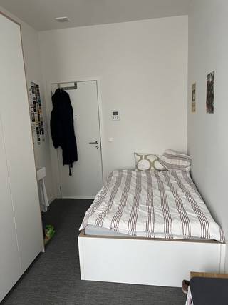 Dernière chambre avec sanitaires partagés disponible dans une résidence étudiante soignée. Cette chambre est fonctionnellement meublée et offre...