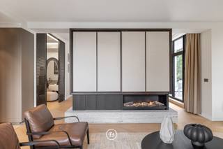 Gelegen in de prestigieuze wijk Sterrenwacht – Observatoire, vinden we dit uitzonderlijk appartement van 189 m² terug. Het appartement is gelegen in een standingvol gebouw van de jaren ’80 en werd recent volledig gerenoveerd volgens de regels van de kunst.<br /><br />Vanuit de ruime inkomhal met vestiaire en gastentoilet betreedt u een elegante eetkamer met directe toegang tot een prachtig zuidwestgericht terras van 15 m² – een idyllische plek met zicht op het groen, een gezellige woonkamer met haard en ingebouwde bar. <br /><br />De halfopen keuken (van het Italiaanse merk Binova Cucine) is volledig uitgerust en combineert functionaliteit met design.<br /><br />Verder omvat het appartement: <br /><br />- de mastersuite met dressing en ensuite badkamer;<br />- een tweede slaapkamer met eigen dressing en douchekamer;<br />- een derde slaapkamer eveneens met badkamer;<br />- een wasberging.<br /><br />Het appartement wordt gekenmerkt door haar hoogwaardige afwerking: van massief Hongaars eiken parket, Corian, Travertin tot tal van luxueuze details zoals stoffen wandbekleding en moulures. De aanwezigheid van vloerverwarming, airconditioning, domotica en een alarmsysteem vervolmaakt het geheel.<br /><br />Dankzij de nabijheid van de Europese School, diverse ambassades en de levendige wijk Fort Jaco, beschikt het appartement ook over een aantrekkelijk verhuurpotentieel.