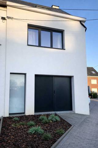 Instapklare en energiezuinige halfopen woning met grote tuinDeze in 2024 verbouwde halfopen bebouwing combineert karakter, veel lichtinval en modern...