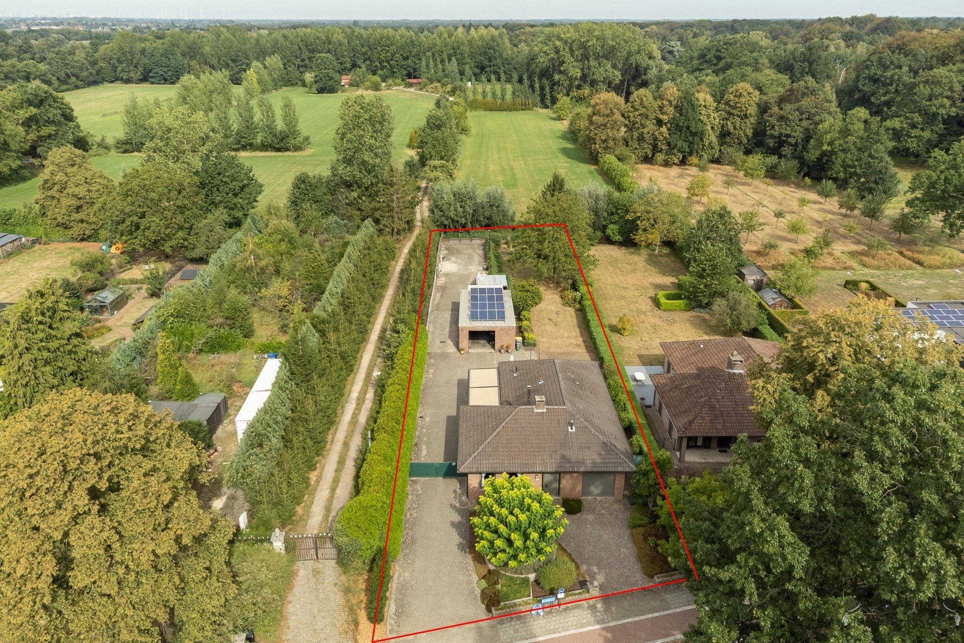 Ruime villa met magazijn op 1.650 m² in Kapellen - foto 3