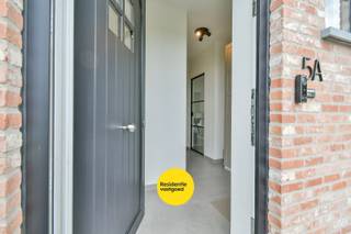 Welkom in de Hertog van Klevestraat 5A te Ruddervoorde, een energiezuinige woning op een rustige, landelijke ligging. Omgeven door groen en vlak bij een lagere school, een bakker, openbaar vervoer en de autosnelweg.<br /><br />Bij het binnenkomen wordt u verwelkomd in de inkomhal met gastentoilet en plaats voor vestiaire. De aangename leefruimte baadt in het natuurlijke licht en sluit naadloos aan op de eetplaats. Dankzij de grote schuiframen vormt de tuin een verlengstuk van de woonruimte. De open keuken is uitgerust met kwalitatieve toestellen en biedt alle comfort voor dagelijks gebruik. Verder beschikt het gelijkvloers over een praktische technische ruimte/ wasplaats.<br /><br />De verdieping telt drie slaapkamers, waarvan één momenteel is ingericht als dressing. De badkamer is volledig uitgerust met een inloopdouche, ligbad en dubbele wastafel. Daarnaast is er een afzonderlijk toilet aanwezig. De zolder is bereikbaar via een vaste trap, deze ruimte kan perfect ingericht worden als vierde slaapkamer.<br /><br />Buiten geniet u van een verzorgde en volledig omheinde tuin met zonnig terras. De ruime oprit biedt parkeergelegenheid voor 4 à 5 wagens.<br /><br />Deze woning combineert energiezuinig wonen, comfort en een rustige ligging in een groene omgeving. Contacteer ons voor meer informatie of een bezoek ter plaatse!<br /><br />De vermelde prijs is een richtprijs; elk bod wordt voorgelegd aan de eigenaar, die het recht heeft dit te aanvaarden of te weigeren.<br /><br />www.residentievastgoed.be/gratisonlineschatten
