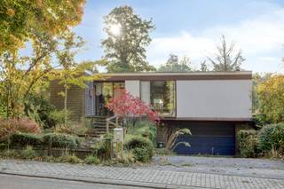 Ruime te renoveren woning met o.a. 336 m² bewoonbare oppervlakte, 5 slaapkamers, volledig onderkelderd met garagefunctie en veel meer. EPC-label E.Op...