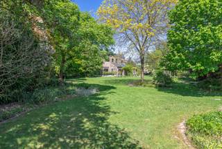 Prachtige woning met bijgebouwen gelegen op een unieke ligging, in een uiterst rustige, groene omgeving waar het aangenaam wonen is. Deze...