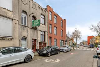 Te renoveren woning met ondergrondse garage, 2 slaapkamers en een koer.Indeling:Op het gelijkvloers vooraan, de leefruimte met centraal de eetkamer...