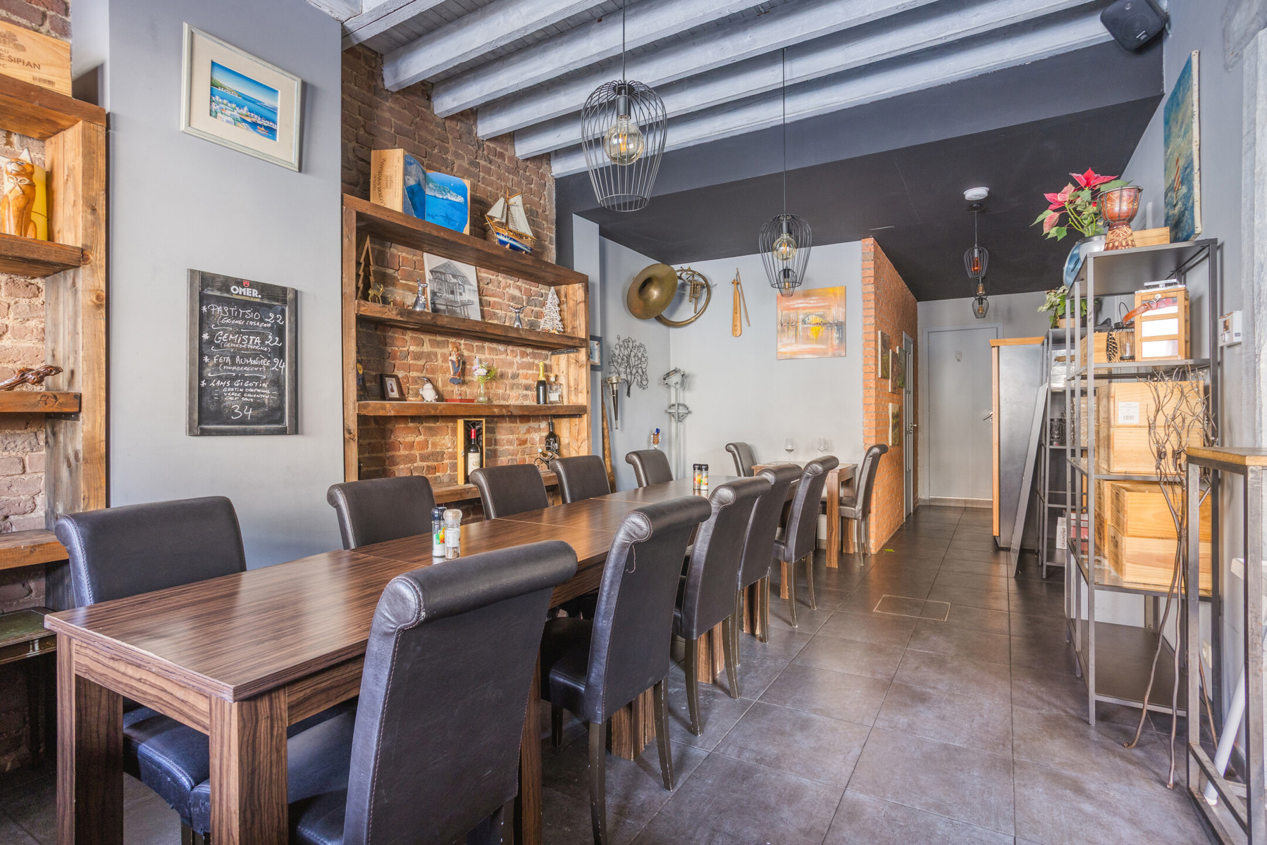 Commercial property with hospitality business and apartment - photo 5