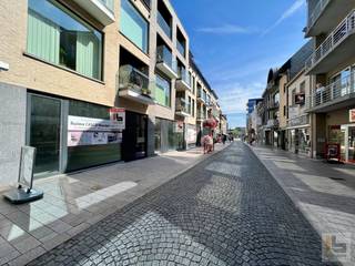 Deze zeer goed gelegen handelspanden liggen in de winkelstraat van Ronse op 100m van de Grote Markt. De handelspanden worden nog voorzien van chape!...