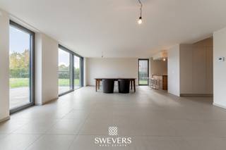 Interesse? Meer informatie op www.SWEVERS.be. - In Zolder, aan de Meylandtlaan 124 bus 2, vind je dit instapklare gelijkvloers appartement uit 2023 met een bewoonbare oppervlakte van maar liefst 208m². Dankzij twee aparte ingangen is het perfect geschikt om wonen en werken te combineren, zonder in te boeten op privacy. De polyvalente voorkamer van 23m² is ideaal als bureau of extra slaapkamer. De leefruimte van 54m² met open keuken baadt in het licht en biedt een prachtig zicht op de privatieve, volledig omheinde tuin met zuidoostelijke oriëntatie en robotmaaier. De ruime masterslaapkamer beschikt over een knappe inloopdressing voorzien van maatkasten. De centraal gelegen badkamer is uitgerust met een inloopdouche, lavabo en toilet. Extra troeven zijn het tweede gastentoilet, een aparte wasberging, ingebouwde maatkasten. Het appartement geniet van een volledig private kelder van 31m² en maar liefst vier private autostaanplaatsen (3 buiten en 1 in de ondergrondse parkeergarage met extra berging). Elektrische rolluiken en speciale veiligheidsdeuren zorgen voor extra comfort. Gelegen op wandelafstand van winkels, scholen, natuur en openbaar vervoer. Voor meer informatie, bel 011 255 155. Bron bewoonbare oppervlakte: EPC – verslag.