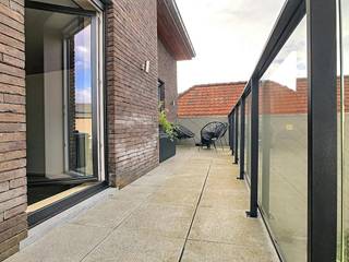 De snelste manier om een bezoek te brengen aan dit appartement? Vraag je bezoek aan via de rode knop op onze website (www.dewaele.com) en je wordt gecontacteerd door één van onze verhuurexperten. <br /><br />Instapklaar appartement met 2 slaapkamers, 2 autostaanplaatsen en dubbel terras nabij het centrum van Lendelede.<br /><br />Het appartement heeft volgende indeling:<br />- Inkom met apart toilet<br />- Lichtrijke  leefruimte<br />- Open keuken voorzien van kookplaat met dampkap, spoelbak, oven, frigo en vaatwas<br />- Berging voorzien van aansluiting wasmachine<br />- 2 slaapkamers<br />- Badkamer voorzien van dubbele lavabo in meubel en inloopdouche<br />- Dubbel terras<br /><br />Extra kenmerken:<br />- Lichtrijk en instapklaar <br />- Laag energieverbruik<br />- Lift aanwezig in het gebouw<br />- Dubbel terras<br />- Centraal gelegen nabij winkels, scholen, openbaar vervoer, centrum van Lendelede,...<br /><br />Dubbele autostaanplaats verplicht bij te huren: 80,00 euro/maand.<br /><br />Ben jij geïnteresseerd in dit appartement te huur in Lendelede? Aarzel dan niet ons te contacteren.
