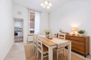 <p>Godshuishammeke 12, 9000 Gent<br /><br />Karaktervolle herenwoning op wandelafstand van het historisch centrum van Gent!<br /><br />Deze statige herenwoning combineert tijdloze elegantie met een uitzonderlijke ligging in het hart van Gent. Op slechts enkele minuten wandelen bevinden zich iconische plekken zoals de Korenmarkt, Vrijdagsmarkt en de Graslei. Een unieke woonomgeving waar historisch erfgoed, stadsleven en bereikbaarheid perfect samenvloeien.<br /><br />Achter de charmante gevel schuilt een veelzijdige woning, gekenmerkt door hoge plafonds. Het herenhuis beschikt over maar liefst 6 volwaardige slaapkamers, 2 badkamers en een inpandige garage voor 2 wagens — een absolute troef in het centrum van Gent.<br /><br />De woning biedt op kelderniveau een volwaardige extra leefruimte met woonkamer, keuken en badkamer. Dit niveau leent zich uitstekend voor praktijkruimte, kangoeroewonen of een aparte woonentiteit, mits de nodige vergunningen.<br /><br />Een authentieke herenwoning op een uitzonderlijke locatie, ideaal voor wie op zoek is naar ruimte, karakter en het bruisende stadsleven van Gent binnen handbereik.<br /><br />Wenst u meer informatie of een afspraak, contacteer Ilhan op 0489/27.20.72 of via de site www.cornelis-partners.be</p>