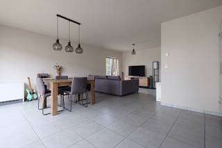 Dit mooie appartement, met groot terras, gelegen op wandelafstand van de Grote Markt en het station van Sint-Truiden is te huur.<br /><br />De huurder kan genieten van een ruime living met ingebouwde keuken, 2 slaapkamers, badkamer met douche, berging en een groot terras van 20m². Tevens heeft hij een handige kelderberging ter beschikking.<br /><br />Interesse? Neem snel contact met ons op!