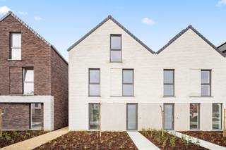 Deze gesloten bebouwing is zeer rustig gelegen op een woonerf in Wiekevorst, een deelgemeente van Heist-op-den-Berg.Het gelijkvloers bestaat uit een...