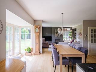 <strong>Vrijstaande gezinswoning op een perceel van 1.072 m², nabij Lochristi centrum</strong><br /><br />Gelegen in tweede bouwzone op een perceel van maar liefst 1.072 m², geniet deze charmante woning van een rustige en groene ligging. De volgroeide tuin met gunstige oriëntatie biedt alle privacy, terwijl het centrum van Lochristi en de belangrijkste invalswegen op korte afstand liggen.<br /><br />De woning, gebouwd in 2002 is uitstekend onderhouden, en biedt 169 m² bruikbare oppervlakte. De leefruimte met open keuken vormt het hart van de woning en sluit mooi aan op de tuin. Verder beschikt het gelijkvloers over een praktische berging en een aparte bureauruimte. Op de verdieping bevinden zich drie volwaardige slaapkamers en twee badkamers, De doordachte indeling en de mooie connectie met de tuin maken van dit huis een aangename gezinswoning.<br /><br />Verder werd de woning uitgerust met een warmtepomp, zonnepanelen en airconditioning, wat resulteert in een gunstige EPC B-score van 122 kWh/m² jaar.<br /><br /><strong>Een unieke opportuniteit voor wie op zoek is naar een instapklare gezinswoning waar rust, ruimte en energiezuinigheid hand in hand gaan op een gegeerde locatie in Lochristi.</strong>
