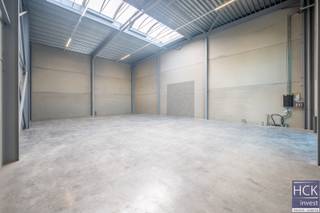 Deze schitterend gelegen NIEUWBOUW KMO-unit van 202m² situeert zich in het hart van de ambachtelijke bedrijfszone "Hoogmolen" te Kruishoutem en zit...
