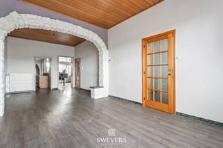 Voor meer info en foto’s, surf naar www.swevers.be – In een rustige straat in Borgloon ontdek je deze verrassend ruime halfopen woning op een...