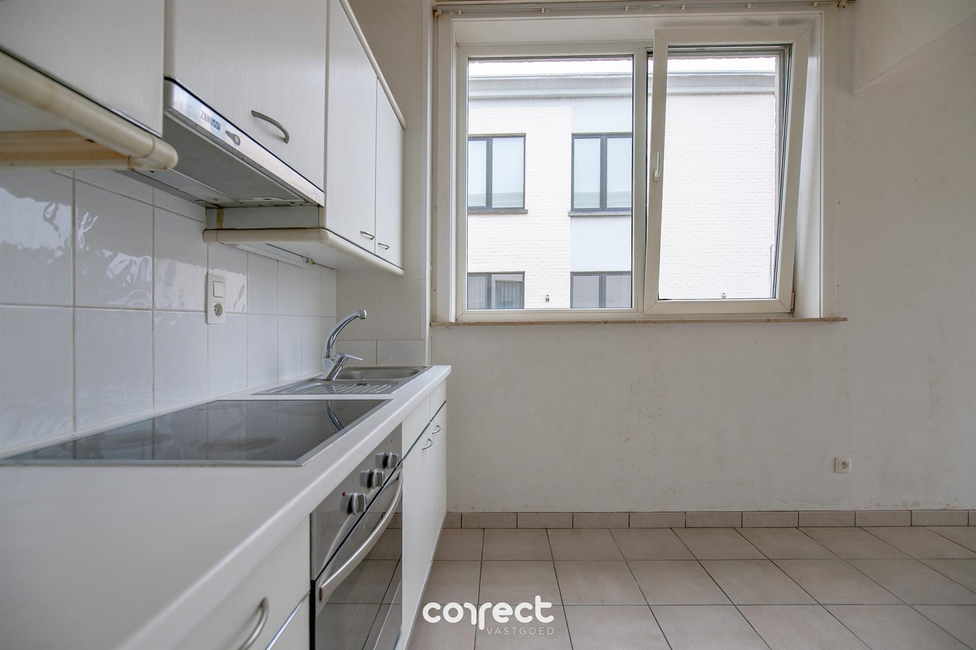 Op te frissen gelijkvloers appartement met 2 slaapkamers. - foto 4