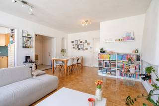 Dit verzorgde appartement in Brugge combineert het comfort van de stad met een uitstekende ontsluiting naar belangrijke invalswegen en het openbaar vervoer. Dankzij de nabijheid van het station en de vlotte verbinding met de E40 en E403 is dit de ideale uitvalsbasis.<br /><br />Indeling appartement (ca. 84m²):<br /><br />-1°V.: <br />- kelderberging (4m²) <br />- gemeenschappelijke fietsenberging<br /><br />2°V.: <br />- inkomhal met ruimte voor vestiaire (6m²) <br />- ruime woonkamer met veel lichtinval (30m²)<br />- geïnstalleerde keuken (6m²) <br />- nachthal voorzien van opbergruimte (4m²) <br />- twee volwaardige slaapkamers (12m² - 14m²) <br />- badkamer uitgerust met een douche, wastafel en apart toilet (6m²) <br />- twee buitenruimtes (6m²) <br /><br />Het gebouw bevindt zich op een toplocatie waarbij winkels, horeca en cultuur op wandelafstand liggen. Wie beslist om hier te kopen, kiest voor een zorgeloze woonervaring in het hart van West-Vlaanderen. Kom ontdekken waarom dit appartement in Brugge precies is wat u zoekt en maak de droom om een eigen stek te kopen vandaag nog waar.<br /><br />Wenst u meer informatie over dit aanbod of wilt u zelf een pand te koop stellen? Neem contact op met ons kantoor voor verdere details.<br /><br />EPC: 148 kWh/m² / UC: 20260522-0003875810-RES-1<br />EPC: <br /><br />Bestuursmaatregelen in het maatregelenregister: nee