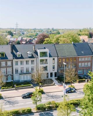 <p><span>Park 33 is een modern nieuwbouwproject in Sint-Niklaas met vier stijlvolle woonunits waar comfort en praktisch wonen centraal staan. Het project heeft een strakke, hedendaagse uitstraling en een verzorgde afwerking die meteen een aangenaam gevoel geeft. </span></p><p><span>Elk appartement beschikt bovendien over twee terrassen, zodat u ook buiten volop kunt genieten van rust en ruimte.</span></p><p><span>Binnen zorgen de open indeling en de grote raampartijen voor veel natuurlijk licht. De leefruimte sluit mooi aan op de volledig uitgeruste keuken met kookeiland, stenen werkblad en ingebouwde toestellen zoals oven en microgolfoven.</span></p><p><span>De combinatie van lichte kleuren en warme eikenhouten vloeren creëert een gezellige, tijdloze sfeer. Dankzij de grote ramen vloeien binnen en buiten mooi in elkaar over, wat zorgt voor een luchtig en aangenaam woongevoel.</span></p><p><span>Ook op vlak van comfort en afwerking heeft Park 33 heel wat te bieden. De appartementen zijn praktisch ingericht met ruime kamers en veel lichtinval, waardoor ze geschikt zijn voor verschillende woonstijlen. <br />De terrassen vormen een fijne extra plek om te ontspannen, gezellig te tafelen of gewoon te genieten van de omgeving.</span></p><p><span>Achteraan de site is er de mogelijkheid tot aankoop van een staanplaats, alsook zijn er ondergronds kelderbergingen voorzien. </span></p><p><span>De ligging in Sint-Niklaas biedt een mooie combinatie van rust en bereikbaarheid. Winkels, scholen en openbaar vervoer bevinden zich vlakbij, terwijl u toch kunt genieten van een rustige woonomgeving.</span></p><p><span>Bent u op zoek naar een hedendaags en comfortabel appartement op een fijne locatie? Dan is Park 33 zeker een bezoek waard. Neem gerust contact op voor meer informatie of een bezichtiging.</span></p>