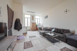 je op zoek naar een appartement aan de Grote Markt met aantrekkelijk rendement? Zoek niet verder en lees gerust verder!

<p>Dit instapklare duplexappartement aan de Nieuwstraat 6 biedt niet alleen een topligging in het centrum van Sint-Niklaas, maar is ook een aantrekkelijke investering met een potentieel brutorendement van 4,62%. Met zijn strategische ligging dicht bij de Grote Markt, winkels, horeca, en gemakkelijke toegang tot openbaar vervoer en invalswegen, biedt het appartement uitstekende verhuurmogelijkheden. Deze combinatie van comfort, bereikbaarheid en investeringsrendement maakt het een ideale keuze voor wie zowel woonkwaliteit als rendement belangrijk vindt.</p>

<p>Indeling:</p>

<p>- GLV: inkom met trappenhal.</p>

<p>- 1steV: op de eerste verdieping vinden we eerst de nachthal met toegang naar de open leefruimte. De leefruimte (20m²) bestaat uit woonkamer en eetkamer. Verder is er nog de uitgeruste keuken van 14m².</p>

<p>- 2deV: op de tweede verdieping is er eveneens een nachthal, 2 slaapkamers (10m² - 9m²) en de badkamer (8m²) met inloopdouche, toilet en dubbele wastafel verwerkt in een badkamermeubel.</p>

<p>- 3deV: deze laatste verdieping is een open zolder met mogelijkheid tot 1 of 2 slaapkamers.</p>

<p><strong>Bij deze verkoop is de renovatieverplichting <u>NIET</u> van toepassing.</strong></p>

<p>Bij dit appartement is een aankoop aan het tarief van 2% met extra korting van €1.867 op de registratierechten mogelijk!</p>

<p>Mogelijkheid tot het aankopen van het ondergelegen handelspand! <span>Neem zeker contact bij verdere interesse en/of een bezoek te plannen.</span></p>