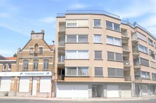 TROEVEN:
<ul>
<li>Verzorgd appartement</li>
<li>Nieuwe keuken en badkamer in 2022</li>
<li>2 volwaardige slaapkamers</li>
<li>2 terrassen</li>
<li>Conforme elektriciteit</li>
<li>Geen renovatieplicht</li>
</ul>
<br />Met een bruikbare vloeroppervlakte van 75 m² beschikt dit appartement op de eerste verdieping (lift aanwezig) over een lichtrijke leefruimte, een volledig ingerichte, nieuwe keuken, twee volwaardige slaapkamers en een stijlvolle, recent vernieuwde badkamer.<br /><br />Dankzij de centrale ligging bevinden winkels, horecazaken, openbaar vervoer en recreatiemogelijkheden zich op wandelafstand, waardoor u geniet van optimaal wooncomfort.<br /><br />Een extra troef is dat er geen renovatieplicht van toepassing is. Het appartement is goed onderhouden en voldoet aan de huidige normen, zodat u er zonder zorgen uw intrek kunt nemen.<br /><br />Bovendien zéér interessant voor investeerders.<br /><br /><strong>Ook wild geworden van deze thuis?<br />Twijfel dan niet langer en leg vandaag nog uw bezoek vast!</strong>