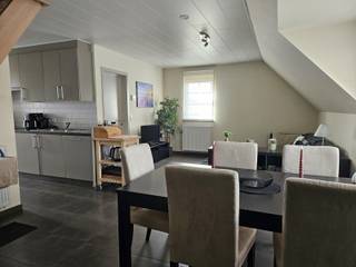 Dit aangename duplex appartement bevindt zich op de tweede verdieping van een modern gebouw met lift, in het centrum van Vlimmeren. De...