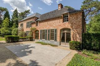 <h3><span>Uitzonderlijke villa met tijdloze klasse in het hart van Schilde</span></h3><p><span>Deze prestigieuze villa, gerealiseerd door </span><span>Vlassak Verhulst</span><span>, biedt een unieke combinatie van </span><span>comfort, ruimte en absolute privacy</span><span> op een toplocatie nabij het dorpscentrum van Schilde. De woning is tot in de perfectie afgewerkt met </span><span>hoogwaardige en duurzame materialen</span><span> zoals natuursteen, parket en blauwe steen. De royale leefruimtes baden in het licht en worden gekenmerkt door </span><span>imposante plafonds van 3,3 meter hoog</span><span>.</span></p><h4><span>Gelijkvloers</span></h4><h4><span>U wordt verwelkomd in een indrukwekkende inkomhal van </span><span>22 m²</span><span> op natuursteen, voorzien van ingebouwde vestiairekasten en een gastentoilet met handenwasser. De </span><span>bureauruimte van 18 m²</span><span> op parket biedt een stijlvolle en rustige thuiswerkplek.<br />De </span><span>woonkamer van 77 m²</span><span> op parket straalt elegantie uit, met een authentieke open haard in Franse zandsteen, en sluit naadloos aan op de </span><span>eetkamer van 28 m²</span><span>.<br />De </span><span>ruime leefkeuken van 34 m²</span><span> is een echte eyecatcher, afgewerkt met een marmeren werkblad, kookeiland en handgeschilderde kastenpanelen. De keuken is uitgerust met topapparatuur van </span><span>Gaggenau, Liebherr</span><span> en </span><span>Miele</span><span>.<br />Aansluitend bevindt zich een </span><span>praktische bijkeuken van 22 m²</span><span> met ingemaakte kasten, spoelbak in blauwe steen en een aparte zijingang. De </span><span>garage van 22 m²</span><span> beschikt over een sectionale poort, ingebouwde kastenwand en een 380V-aansluiting.<br />Via de leefruimte bereikt u het </span><span>terras van 30 m²</span><span>, uitgevoerd in eik en voorzien van verwarming ideaal om het hele jaar door van de </span><span>fraai aangelegde, volledig omheinde tuin</span><span> te genieten. De tuin beschikt over twee automatische toegangspoorten, sfeerverlichting en een </span><span>tuinhuis van 6 m²</span><span>.</span></h4><h4><span>Eerste verdieping</span></h4><p><span>De </span><span>hoofdslaapkamer van 30 m²</span><span> met eigen balkon vormt samen met de </span><span>dressing van 24 m²</span><span> en </span><span>en-suite badkamer van 21 m²</span><span> een luxueuze privévleugel. De badkamer is uitgerust met een inloopdouche, vrijstaand bad, toilet en een dubbel lavabomeubel met werkblad in blauwe steen.<br />De ruime </span><span>overloop van 20 m²</span><span> geeft toegang tot twee bijkomende slaapkamers van </span><span>22 m² en 27 m²</span><span>, beiden op parket en voorzien van ingemaakte kasten. De </span><span>tweede badkamer van 16 m²</span><span> beschikt eveneens over een dubbele lavabo, inloopdouche en toilet.<br />Daarnaast is er een </span><span>wasruimte</span><span> en een </span><span>polyvalente kamer van 46 m²</span><span> die kan dienen als extra slaapkamer, hobbyruimte of kantoor.</span></p><h4><span>Tweede verdieping</span></h4><p><span>De bovenste verdieping herbergt een </span><span>uitzonderlijk grote ruimte van 90 m² op parket</span><span>, perfect als speelruimte, fitness of atelier, aangevuld met een </span><span>zolderruimte van 40 m²</span><span> met technische installaties.</span></p>
