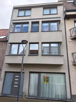 Ongemeubeld gelijkvloers appartement met ruime living, open volledig ingerichte keuken, 2 slaapkamers, badkamer met lavabomeubel, bad en inloopdouche.<br />Maandelijkse huurprijs: 850 EUR.<br />Vrij vanaf 01/06/2026.<br />Gunstig EPC: 149 kWh - B level.