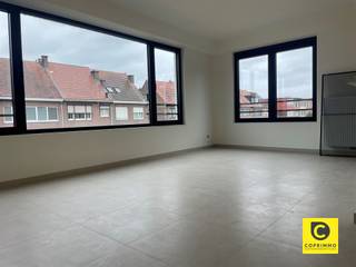 <p><span>KIJKDAG ZATERDAG 30/07 OM 16 UUR. VERPLICHT IN TE SCHRIJVEN VIA DE WEBSITE.</span></p><p><span>https://www.coprimmo.be/nl/te-huur/30558/-app-2-slk-tuin-en-p-in-aartselaar</span></p><p><span> </span></p><p><span>Dit prachtig gerenoveerd appartement met terras en 2 slaapkamers bevindt zich wandelafstand</span><span> </span><span>van het dorp Aartselaar. </span></p><p><span>Zowel het appartement als het gebouw werd volledig gerenoveerd van A-Z. Het appartement is uitgerust met privatieve zonnepanelen. </span></p><p><span>De garage voorzien van een automatische poort en oprit is verplicht mee aan te huren voor € 100 per maand. </span></p><p><span><br />Het appartement heeft volgende indeling </span></p><p><span><br /></span><span>Leefruimte & keuken:<br /></span><span>De leefruimte bevindt zich vooraan het appartement en is voorzien van een tegelvloer. Dankzij de vele ramen komt er veel natuurlijk licht binnen. De open keuken is voorzien van alle comfort: vaatwasser, koelkast, oven,…..</span></p><p><span> </span></p><p><span>Badkamer & slaapkamers en een berging :<br /></span><span>De 2 slaapkamers bevinden zich achteraan aan het appartement en geven toegang tot het terras . Dankzij de raampartijen tot op de grond komt er veel natuurlijk lichtinval binnen. </span></p><p><span>De badkamer is voorzien van een inloopdouche, lavabomeubel en toilet. Er is een aparte berging aanwezig voorzien van aansluiting wasmachine en droogkast. </span></p><p><span> </span></p><p><span> </span></p><p><span>Garagebox en staanplaats</span></p><p><span> De garagebox is uitgerust een automatische poort. Tevens is er een oprit aanwezig. De garagebox is verlicht mee aan te huren aan € 100 per maand </span></p><p><span> </span></p><p><span>Huurprijs & kosten: <br /></span><span>Huur: 950 euro/mnd + garagebox met oprit 100 euro/mnd + vaste kosten: 25 euro/mnd (algemene onkosten gebouw) Alle nutsvoorziening zijn individueel. Onmiddellijk beschikbaar </span></p><p><span> </span></p><p><span>Extra troeven: </span></p><ul><li><span>Toplocatie </span></li><li><span>Prachtig gerenoveerd appartement</span></li><li><span>Privatieve zonnepanelen</span></li><li><span>Gustig epc attest ( A-label)</span></li><li><span>Terras </span></li><li><span>Lage algemene onkosten</span></li><li><span>Hoek appartement ( veel natuurlijk lichtinval)</span></li></ul><p><span> </span></p>