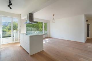 Bent u op zoek naar een instapklaar appartement met terras in Berchem, geschikt voor eigen bewoning of als interessante investering? Dan is dit appartement aan de Fruithoflaan absoluut het ontdekken waard. U woont hier in een aangename en groene omgeving, met tal van voorzieningen binnen handbereik. In de directe omgeving vindt u winkels, supermarkten, scholen en gezellige horecazaken, terwijl ook belangrijke invalswegen en het openbaar vervoer vlot bereikbaar zijn.<br /><br />Het kloppende hart van het appartement is de lichtrijke leefruimte met aansluitend de moderne open keuken met eiland, uitgerust met de nodige inbouwtoestellen voor optimaal kookcomfort. De leefruimte beschikt bovendien over enkele praktische ingemaakte kasten en geeft rechtstreeks toegang tot het ruime, brede terras. Een heerlijke plek om in alle rust te genieten van de buitenlucht en het zonnetje.<br /><br />Verder beschikt het appartement over twee volwaardige slaapkamers, die volledig naar eigen wens kunnen worden ingericht. De badkamer is stijlvol en praktisch ingericht en voorzien van een ruime inloopdouche en een wastafel met bijhorend opbergmeubel.<br /><br />Tot slot beschikt het appartement over een handige kelderberging, die inbegrepen is in de prijs.<br /><br />Interesse in dit instapklare appartement in Berchem? <br />Contacteer LISTED voor meer informatie of een bezoek via +32 3 283 51 51.<br />