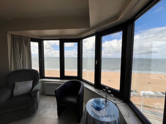 Ruim appartement met lift in residentie Hydro Palace, Oostende,  bouwjaar 1986 - foto 3