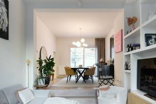 <p>Duplex appartement in oud herenhuis op 't bruisende Zuid</p><p>Op zoek naar een stijlvol en instapklaar appartement op een absolute toplocatie in Antwerpen? Deze duplex in de Karel Rogierstraat tussen de Volkstraat en de Marnixplaats, midden in het levendige Zuid, combineert comfort, karakter en ruimte.</p><p>De hoge plafonds op de bovenverdieping met de ruime living met grote ingebouwde wandkast en eetruimte zorgen voor een ruimtelijk gevoel, zonder inkijk van overburen. Het ruime terras naast de moderne keuken is daarnaast een plaats van licht en rust in de stad en een perfecte plek om met vrienden of familie te barbecuen.</p><p>Beneden zijn er twee slaapkamers, beide met ingemaakte kasten, en een bureau en/of opbergruimte. Door de ligging van het sous-terrain, is je slaapcomfort verzekerd. Bovendien is er een tweede buitenruimte onder het terras naast de master-bedroom die bijvoorbeeld ingericht kan worden als hobby ruimte.</p><p>Lage vaste kosten door eigen beheer van de VME.</p><p>Een reeks meubels zijn optioneel over te nemen. Huidig vermeld EPC attest is van 2014, vernieuwd EPC attest voor verkoop is in opmaak.</p><p>Wens je een bezoek in te plannen, gelieve dan in te schrijven op één van de kijkdagen op zondag 25/10 of zondag 18/11 telkens van 13:00 tot 17:00 via deze link: https://limiter.addonforge.com/limiter?formId=1FAIpQLSdz1GvYZlLvXNbQ9II3OCH1ta7z4rdZKZbC7pmtXfEcbveW3A</p><p>Of neem contact op:</p><p>Akte mogelijk vanaf 31/12/2026.</p><p>Geen immo.</p>