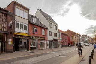 Cette spacieuse maison de commerce avec appartement en duplex bénéficie d'un excellent emplacement près de la Dampoort, dans un quartier animé très fréquenté et très visible, idéal pour ceux qui recherchent un investissement rentable ou une combinaison entre vie privée et vie professionnelle.<br />Au rez-de-chaussée se trouve un espace commercial actuellement exploité comme salon de coiffure. Ce commerce est loué à un locataire stable et dispose d'un label EPC C. À l'arrière se trouve un agréable jardin d'une superficie de 120 m².<br />Une entrée séparée mène au spacieux appartement en duplex situé au premier étage. L'unité d'habitation comprend un salon lumineux, une cuisine équipée et quatre chambres à coucher de taille normale, parfaites pour une grande famille ou comme immeuble de rapport. L'appartement est également loué actuellement, ce qui garantit un rendement immédiat.<br />Les principaux atouts de ce bien sont ses revenus locatifs stables, la combinaison de l'activité commerciale et de l'habitation, et son emplacement privilégié à proximité de la Dampoort.