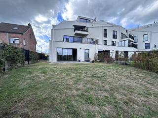 Prachtig gelijkvloers appartement te huur in Aarschot. Gelegen op een boogscheut van het centrum en station van Aarschot.<br /><br />Dit ruime BEN appartement bestaat uit een open keuken met leefruimte die toegang geeft tot het terras en de tuin, een berging, 2 slaapkamers met beide een badkamer en een apart toilet. Op de kelderverdieping bevindt zich nog een extra berging en parkeerplaats.<br /><br />Winkels zijn in de directe nabijheid.<br /><br />Ontdek snel zelf dit energiezuinige pareltje!<br /><br />De gemeenschappelijke kosten bedragen 100,00 Euro per maand. <br /><br />Meer info of een bezoek ter plaatse? Contacteer ons en plan je afspraak.